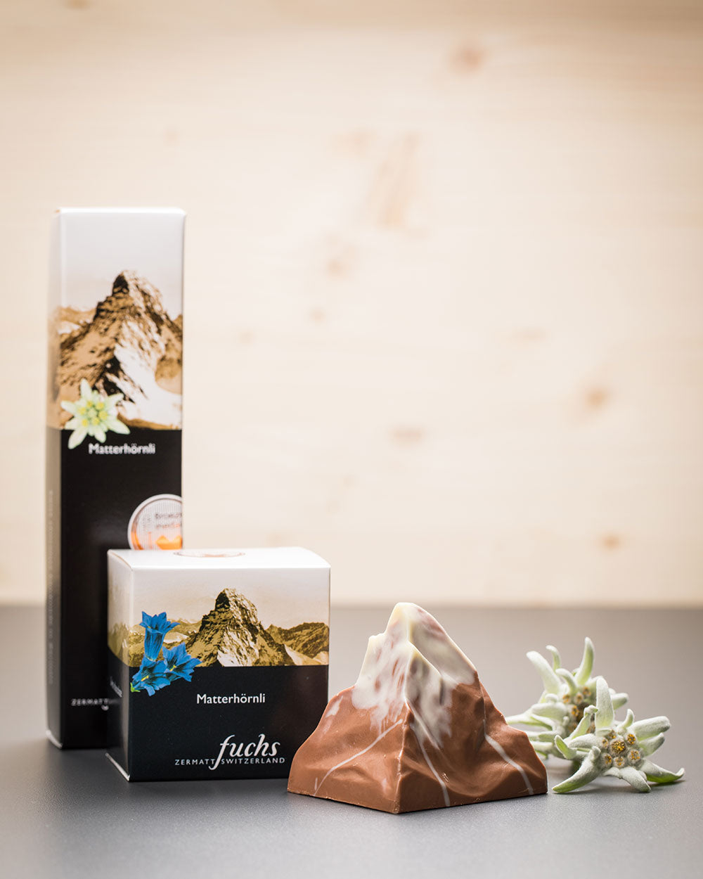 Die Schokoladenspezialität Matterhörnli der Bäckerei Fuchs in Zermatt in Form des Matterhorns