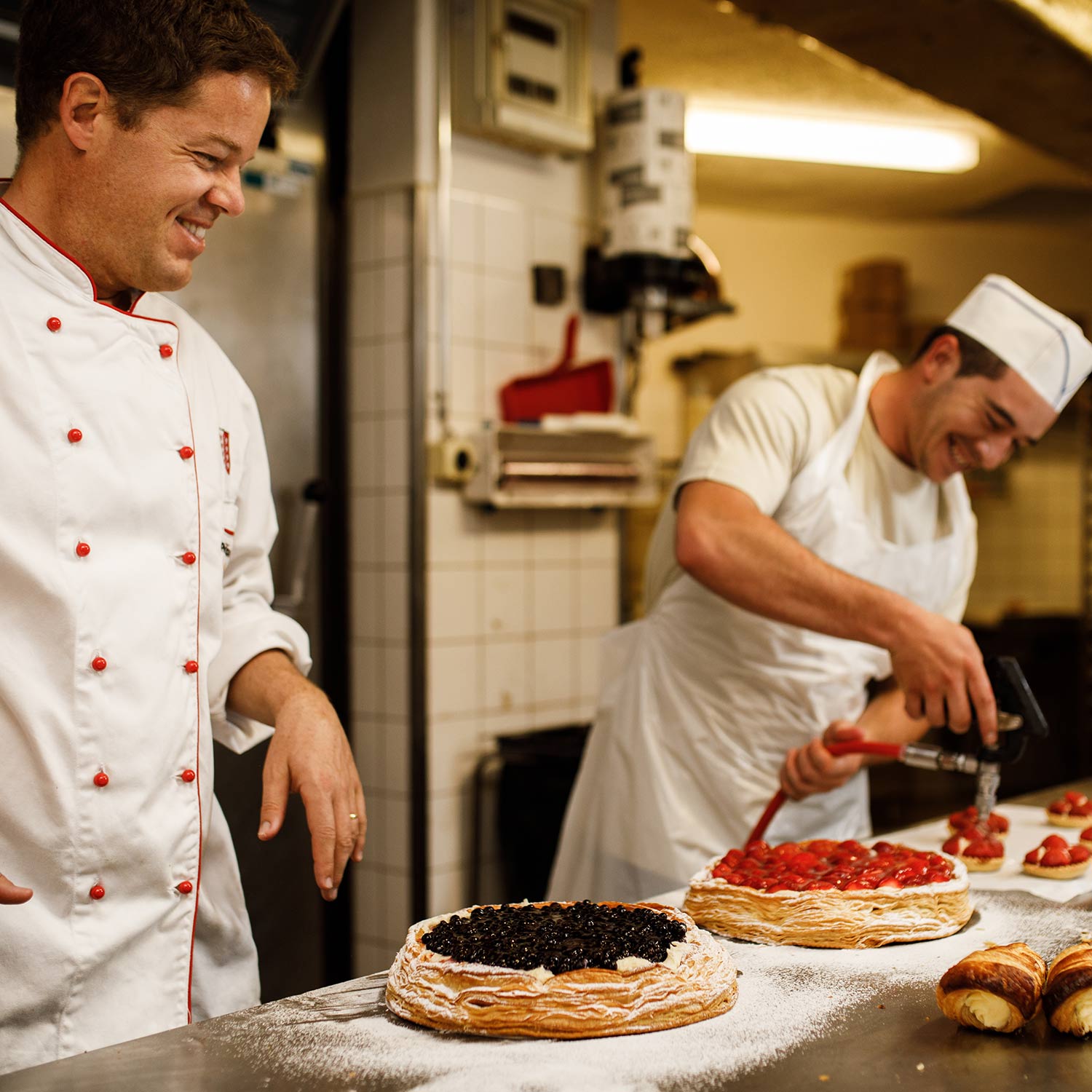 Philipp Fuchs und Mitarbeiter in der Konditorei der Bäckerei Fuchs in Zermatt